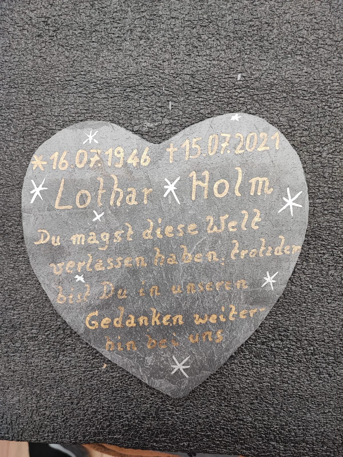 Die Gedenkkerze brennt…