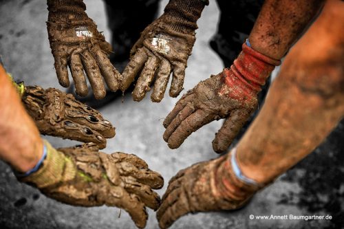 Flut-Ausstellung_Baumgartner_Hände1