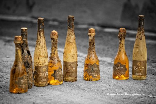 Flut-Ausstellung_Baumgartner_Weinflaschen_ohne Signatur
