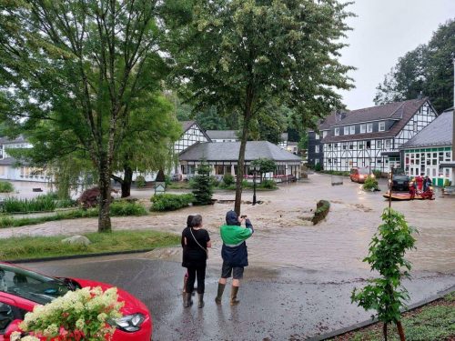 Hochwasser in Leichlingen - DLRG im Dauereinsatz